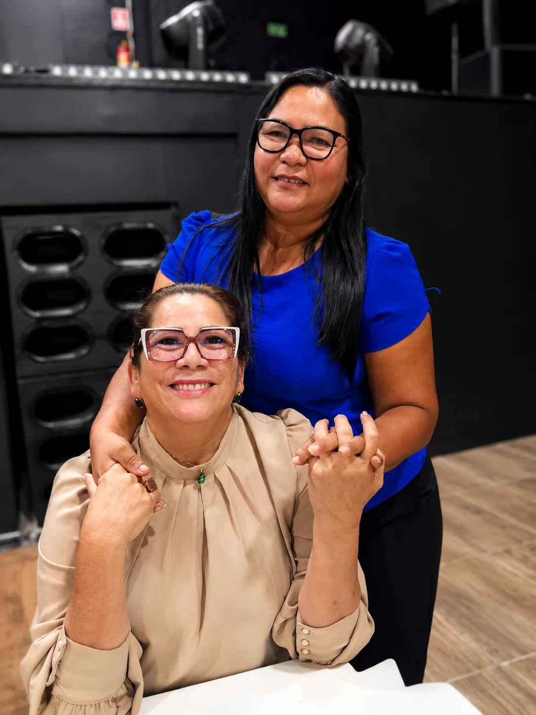 Dra. Kenia Meireles em atendimento humanizado com cliente