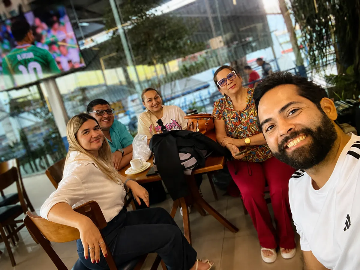 Dra. Kenia Meireles em atendimento próximo aos clientes